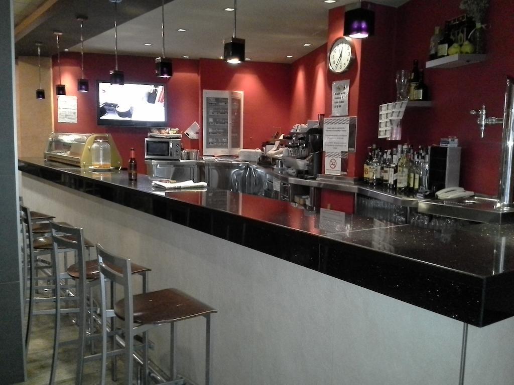 Hostal Cafeteteria Goya Barbastro Buitenkant foto